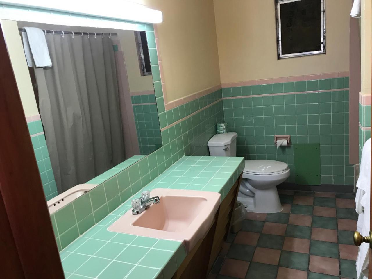 Motel Town House Bedford Bagian luar foto